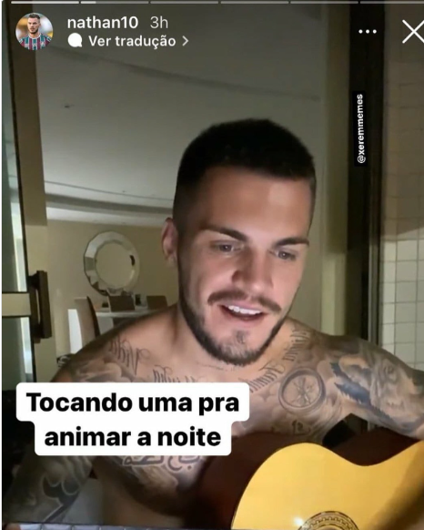 Tocando uma pra animar a noite